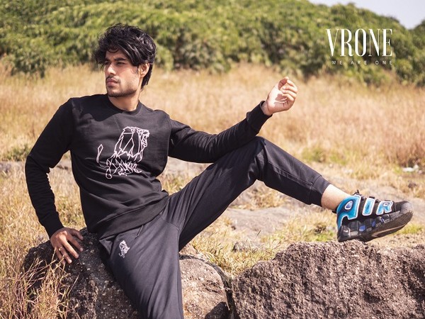Conveniently delivered together, this black tracksuit consists of a sweatshirt and a pair of joggers. It's ready to see you through casual days in style, it's made up of a sweatshirt and pant duo
