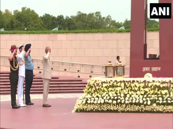 president kovind along with three services chief, pays tribute at national war memorial