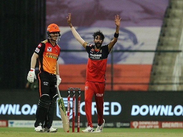 SRH skipper David Warner and RCB bowler Mohammed Siraj (Image: BCCI/IPL)