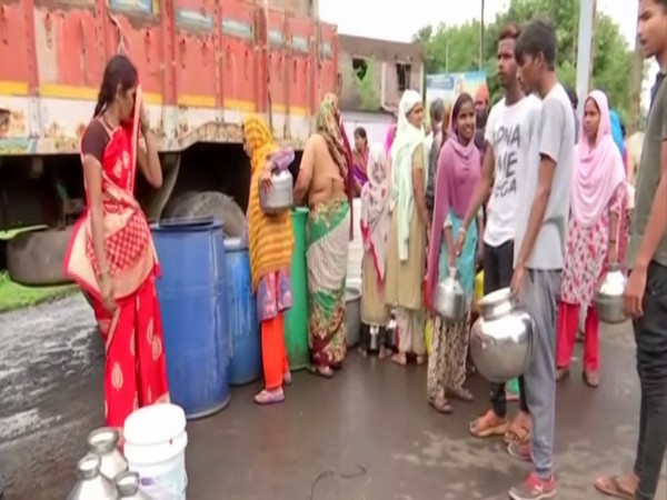 Villagers queue up for water in Mhaisal village in Maharashtra’s Sangli district on Sunday. Photo/ANI