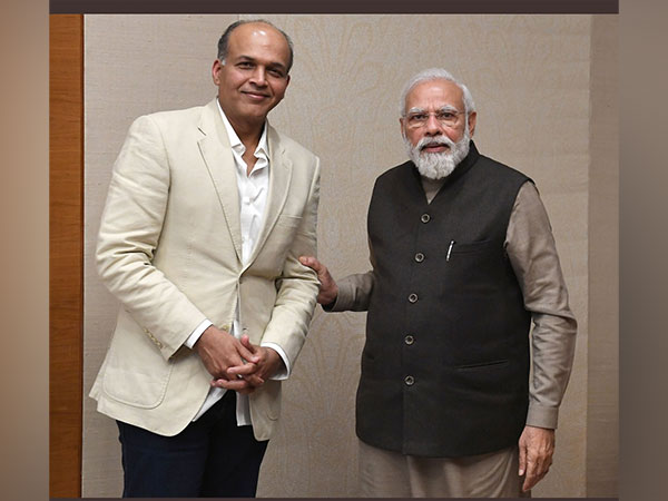 Ashutosh Gowariker with PM Modi (Image source: Twitter)