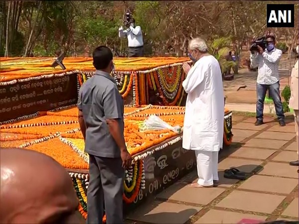 Odisha Chief Minister Naveen Patnaik paying floral tribute to his father and former CM Bijayananda Patnaik on his 105th birth anniversary