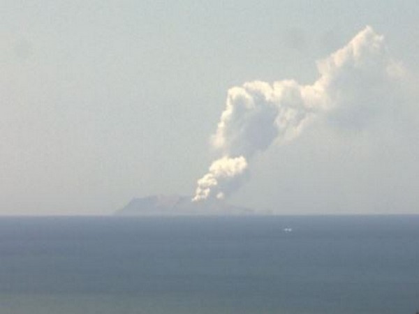 White Island volcano eruption (photo courtesy: New Zealand Institute of Geological and Nuclear Sciences)