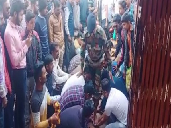 Retired soldier Naik Vijay B Singh receives grand welcome at his village