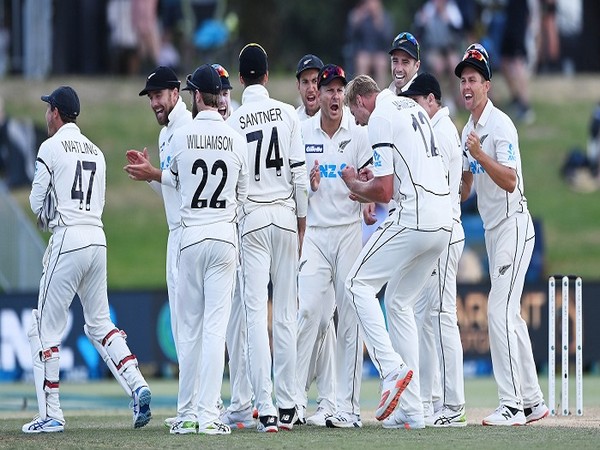 New Zealand players celebrate the fall of a Pakistan wicket (Image: BLACKCAPS' Twitter)
