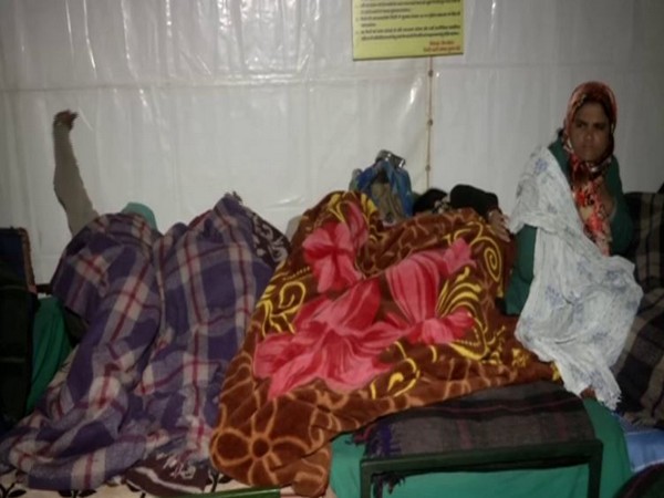 People from Bihar and Uttar Pradesh stays in shelter home near AIIMS to battle cold weather conditions. Photo/ANI