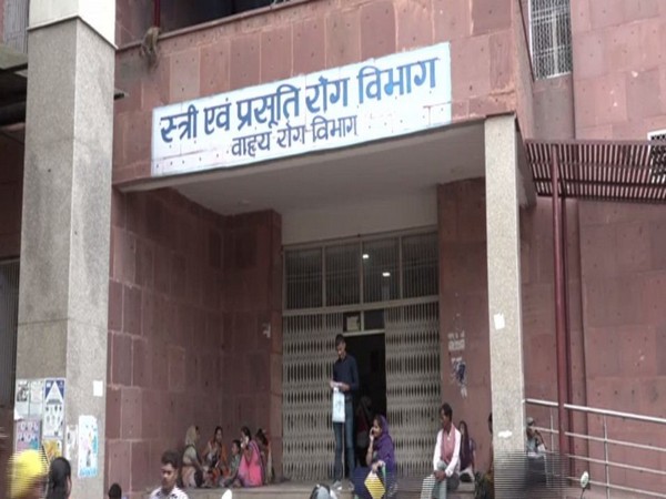 Woman gave birth outside health centre (Photo/ANI)