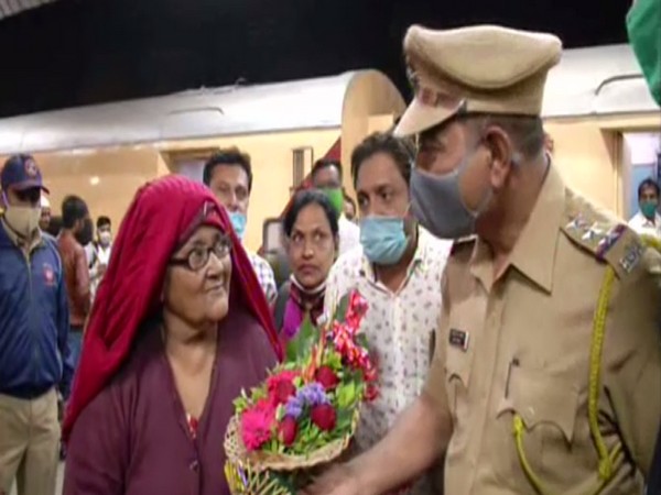 65-year-old Hasina Begum was welcomed back home in Aurangabad after spending 18 years in a Pakistani jail [Photo/ANI]