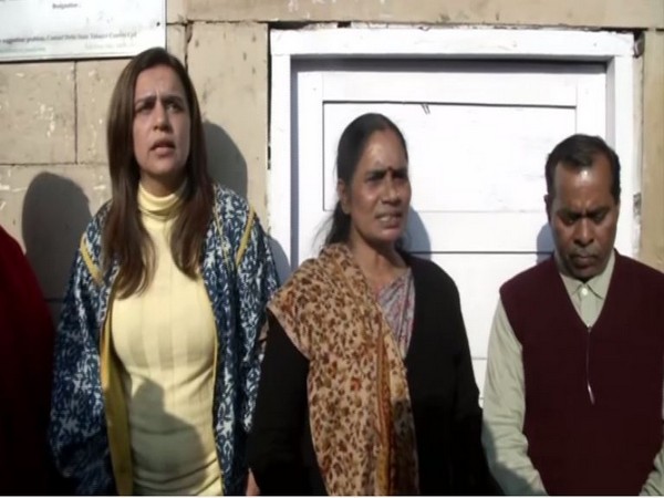 Nirbhaya's mother (middle) along with Yogita (right) at Patiala House Court.