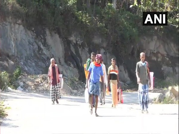 Migrants reach the border check post of Bodimettu after walking for three days. [Photo/ANI]