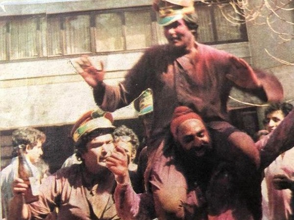 Throwback picture of late actor Rishi Kapoor playing Holi with megastar Amitabh Bachchan (Image Source: Instagram)
