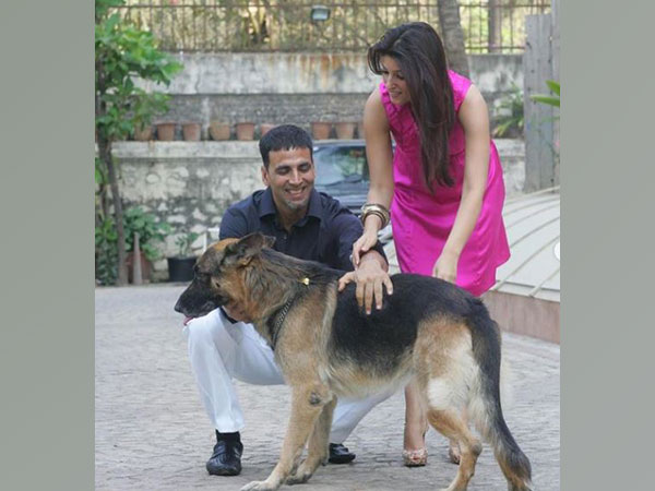 Akshay Kumar with wife Twinkle Khanna and their late pet dog Cleo (Image source: Instagram)