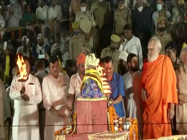 Delhi CM Arvind Kejriwal performing 'aarti' at Sarayu Ghat in Ayodhya on Monday. (Photo/ANI)