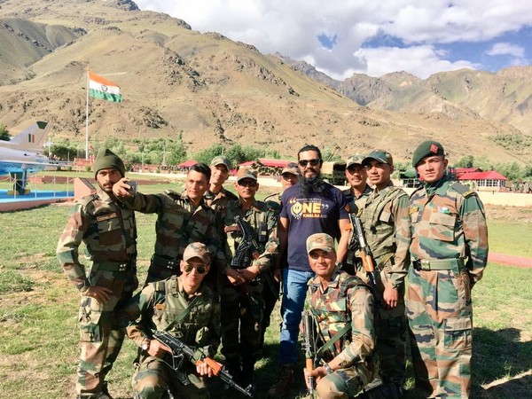 Randeep Hooda with army personnel (Image Source: Twitter)