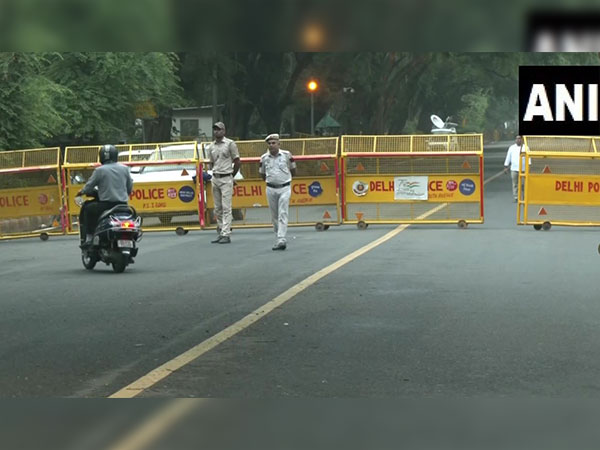 Visual of barricades at Akbar Road (Photo/ANI)