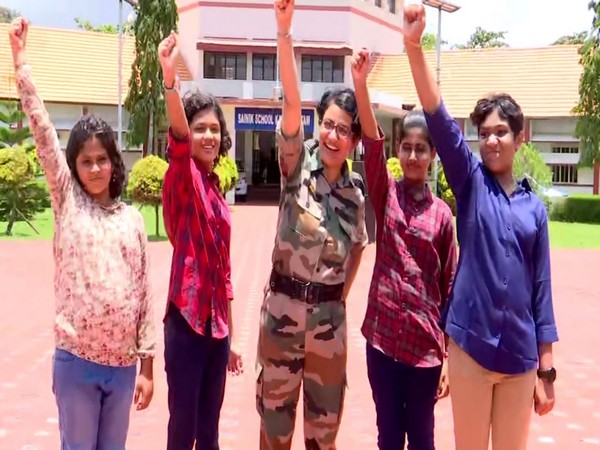 Young girls who cleared the entrance exams and took admission in Kazhakootam Sainik School along with Wing Commander Alka Choudhari. (Photo/ANI)
