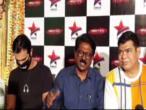 Shiv Sena leader Arvind Sawant (Centre) (Photo/ANI)