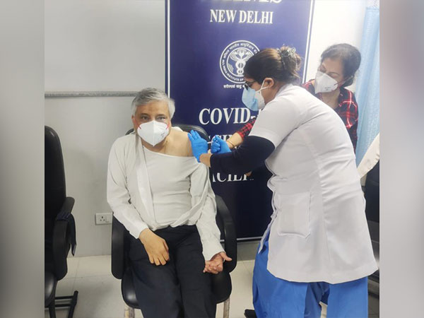 AIIMS Director Randeep Guleria takes 'precautionary dose' (Photo/ANI)