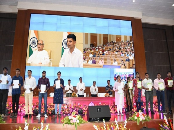 Odisha Chief Minister Naveen Patnaik interacts with students, teachers (Photo/Odisha CMO)