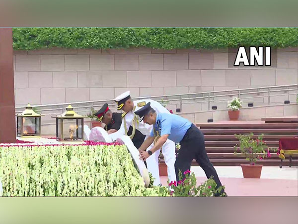 visual of service chiefs laying wreath at National War Memorial on Kargil Vijay Diwas (Photo/ANI)