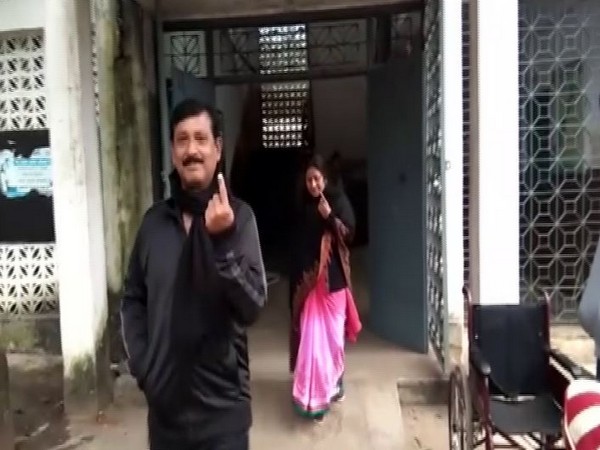 People coming out of polling booth in Bokaro after voting in the fourth phase of Jharkhand Assembly polls on Monday. Photo/ANI 