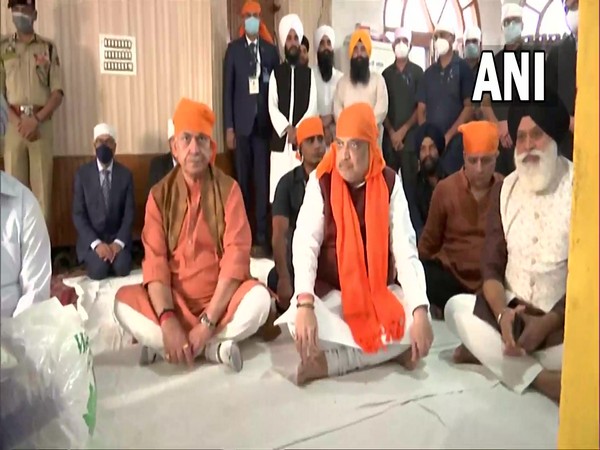 Amit Shah, Manoj Sinha at Gurudwara Digiana Ashram in Jammu on Sunday. (Photo/ ANI)