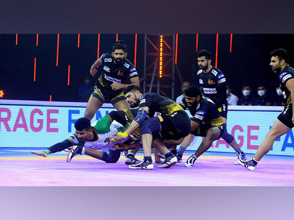 Patna Pirates Prashanth Kumar Rai in action against telugu Titans (Photo: PKL)
