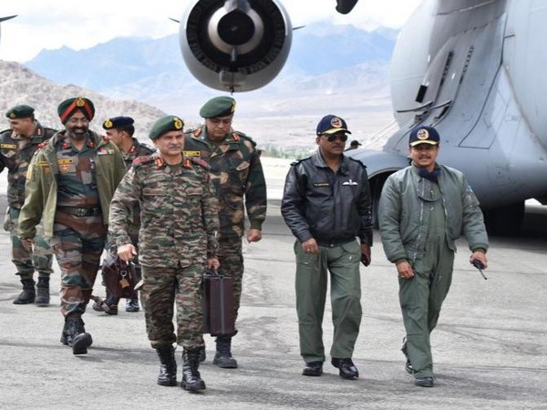 Northern Army Commander Lieutenant General Upendra Dwivedi reached Leh (Photo/Northern Army)