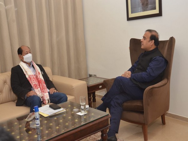 Assam Chief Minister Himanta Biswa Sarma meets Nagaland Chief Minister Neiphiu Rio (Photo/Twitter)