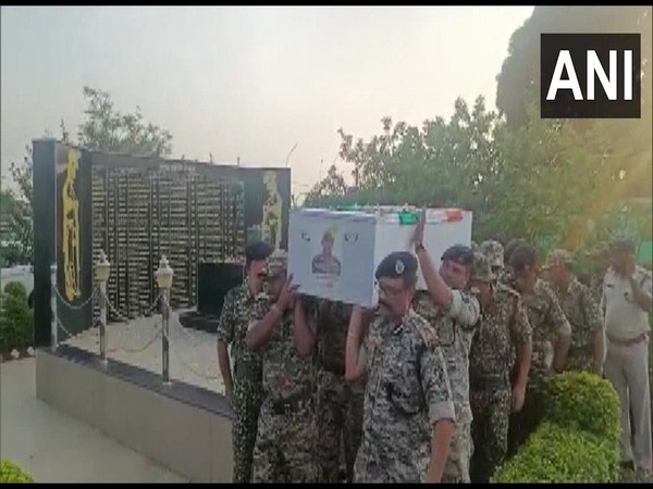 Wreath laying ceremony of DRG's Salik Ram, who lost his life in an encounter with Naxals, was held yesterday in Narayanpur (Photo/ANI)