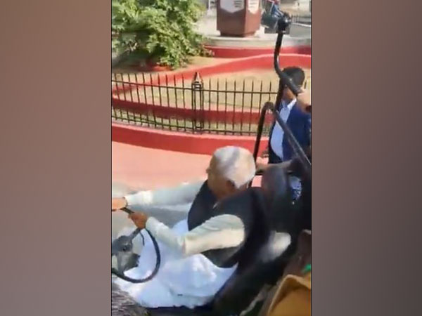 Lalu Prasad Yadav seen driving a jeep in Patna. (Photo/Twitter: @laluprasadrjd)