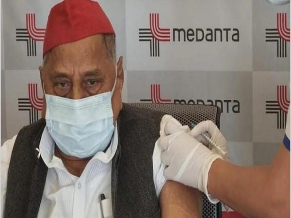 Former Uttar Pradesh Chief Minister and SP leader Mulayam Singh Yadav receiving first dose of Covid vaccine. (Photo/ANI)