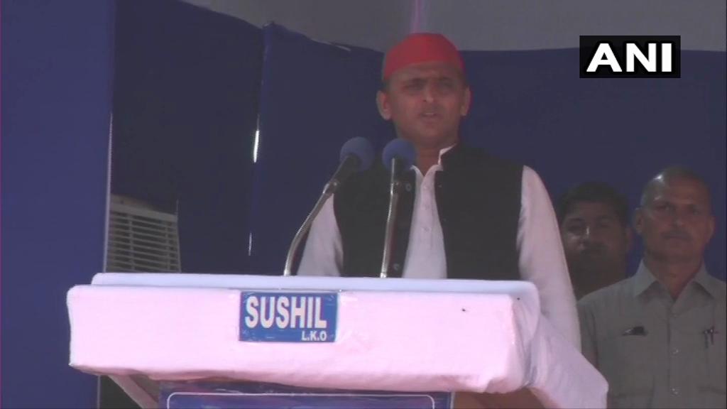 SP chief Akhilesh Yadav addressing 'gathbandhan' rally at Deoband in Saharanpur on Sunday.