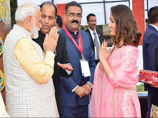 Yami Gautam along with Prime Minister Narendra Modi and Chief Minister Jai Ram Thakur  (Image courtesy: Instagram)