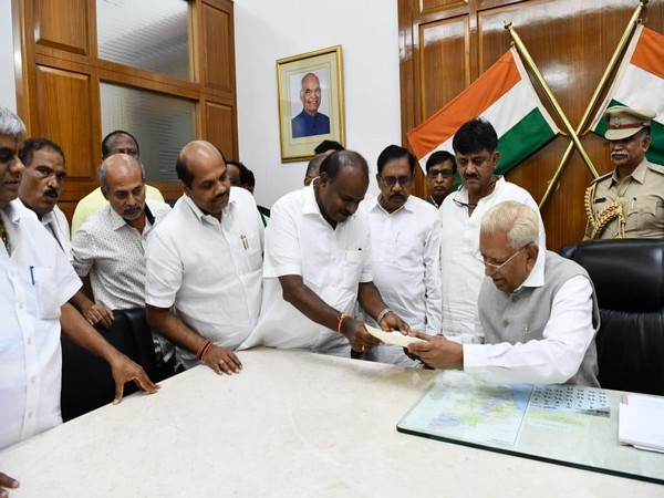 Karnataka Chief Minister H D Kumaraswamy submits his resignation to Governor Vajubhai Vala. Photo/ANI