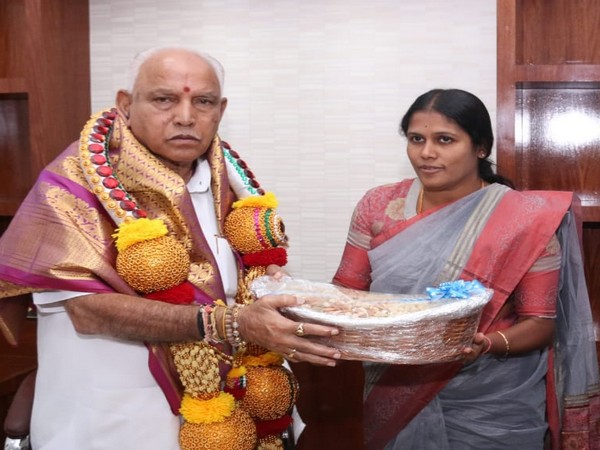 Bengaluru Mayor Gangambike Mallikarjun paid a fine of Rs 500 for using plastic. Photo/ANI