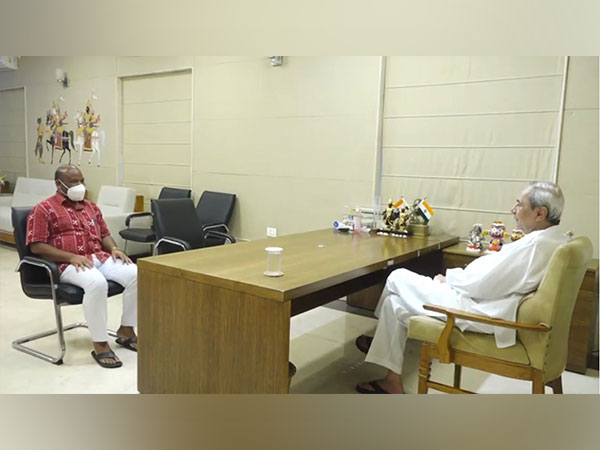 Rayagada MLA meets Odisha CM Patnaik, extends support for Droupadi Murmu. (Photo/CMO)