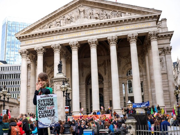 Hundreds join global climate protest in London (Photo/Reuters image)