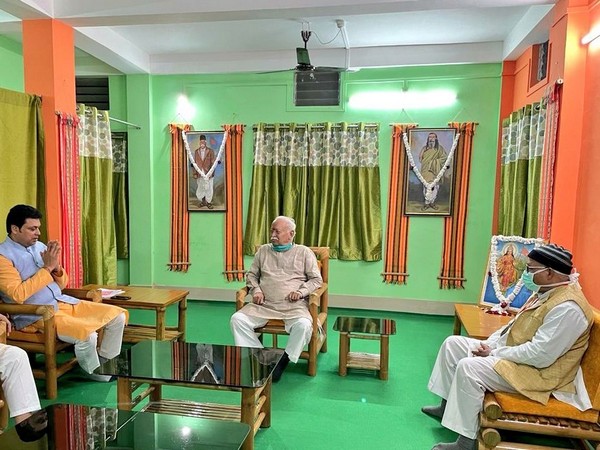 RSS chief Mohan Bhagwat meets Tripura CM Biplab Kumar Deb (Photo/ANI)