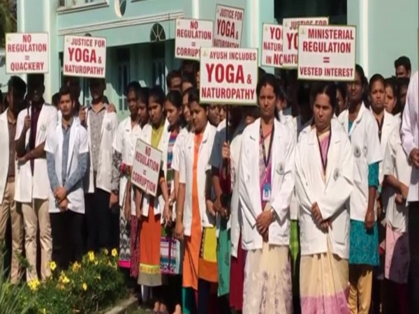 Students and teachers of yoga and naturopathy protesting against the NCIM Bill, 2019.
