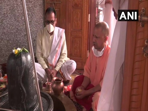 Uttar Pradesh Chief Minister Yogi Adityanath offering prayers at Mansarovar Temple in Gorakhpur on Monday. [Photo/ANI]