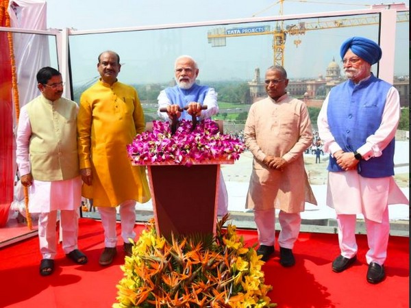 PM Modi unveils national emblem on new Parliament building (Photo/PMO)