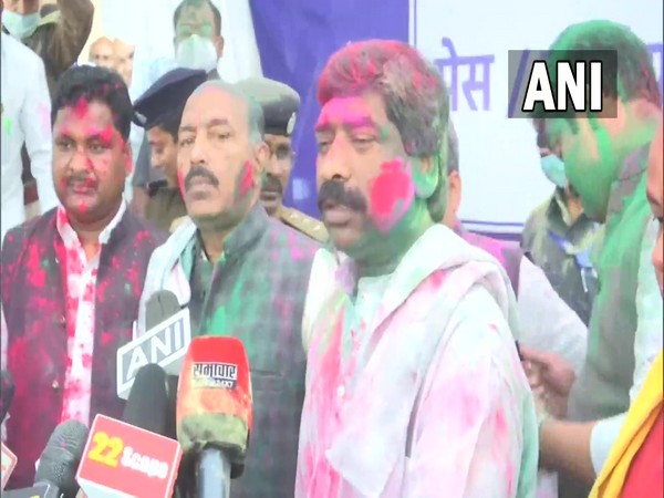 Jharkhand CM Hemant Soren celebrating Holi with ruling and opposition MLAs. (Photo/ANI)