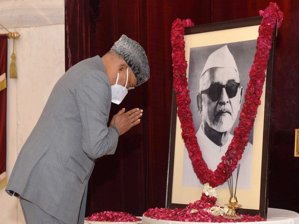 Visual of President Ram Nath Kovind at Rashtrapati Bhavan paying floral tributes to former President of India, Zakir Hussain (Photo/PIB)