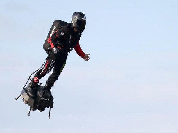 French inventor Franky Zapata attempting to cross the English Channel on his hoverboard on Aug 4 (Photo/Reuters)