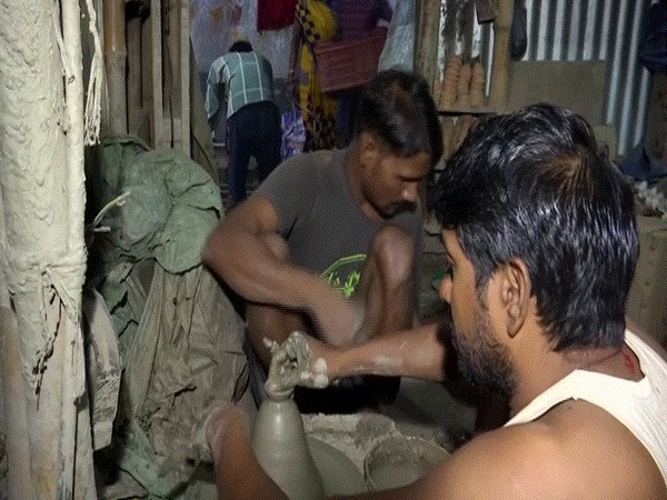 Potters in North 24 Parganas making diya (Photo/ANI)