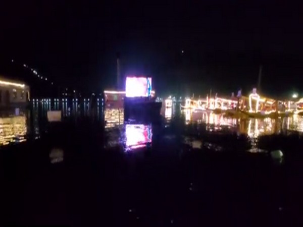 Open theatre telecasting movie in the middle of Dal lake (Photo courtesy: Twitter)