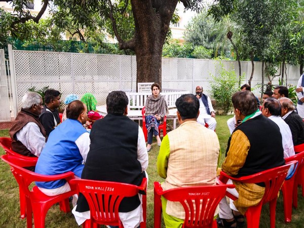 Priyanka Gandhi Vadra met family of Arun Valmiki (Photo/Twitter)