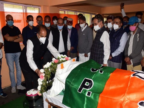 Himachal Pradesh CM Jairam Thakur paying floral tributes to Narinder Bragta (Photo/Twitter)