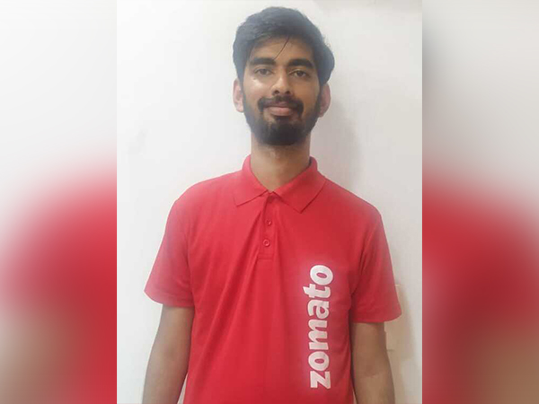 Man delivers resumes dressed as Zomato delivery agent